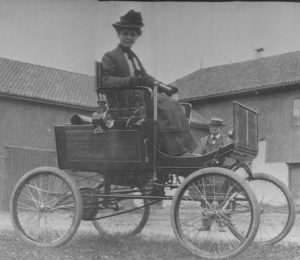 Tekla Hiorth i sin "locomobile" 1902. Hun var Norges første kvinnelige bilist. Foto: NTB-foto/arkiv