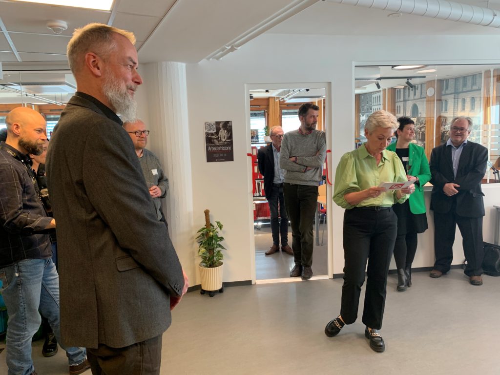 LO-leder Peggy Hessen Følsvik ved åpning av ny lesesal ved ARBARK